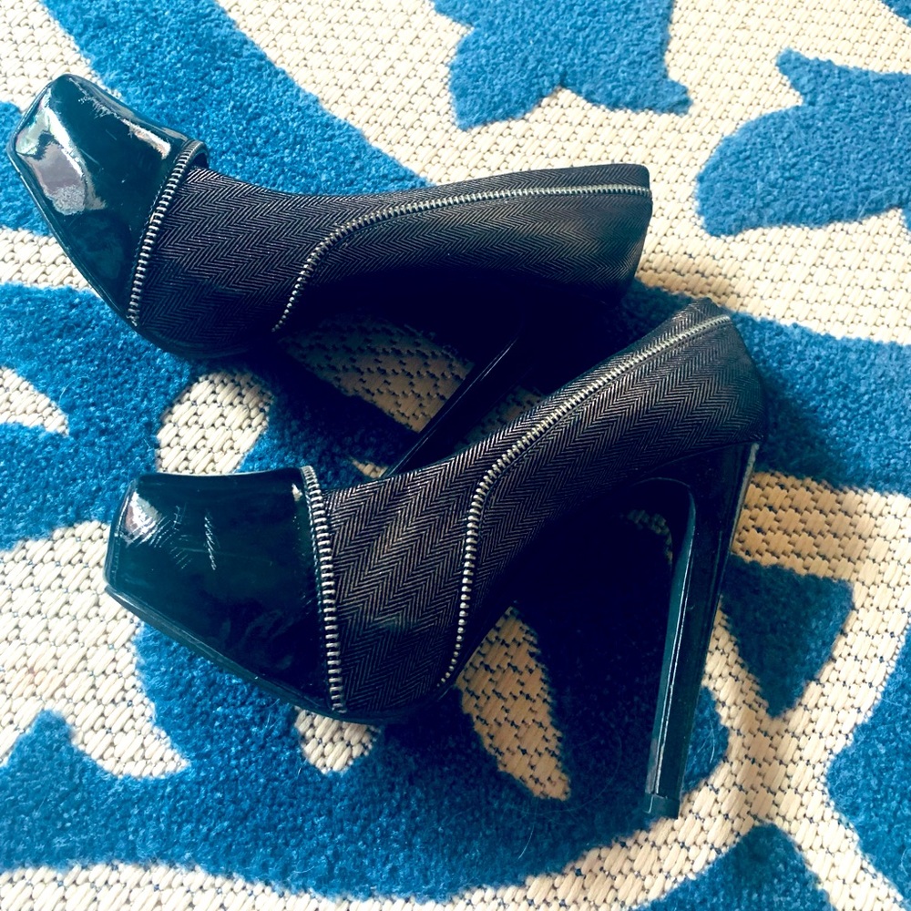 Jessica Simpson Platform Heels•Stylish Zipper Design•Black/Silver